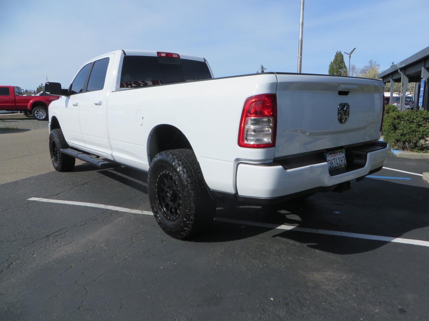 2022 White RAM 3500 Big Horn Crew Cab LWB 4WD (3C63R3HL9NG) with an 6.7L L6 OHV 24V TURBO DIESEL engine, 6A transmission, located at 2630 Grass Valley Highway, Auburn, CA, 95603, (530) 508-5100, 38.937893, -121.095482 - Photo#6